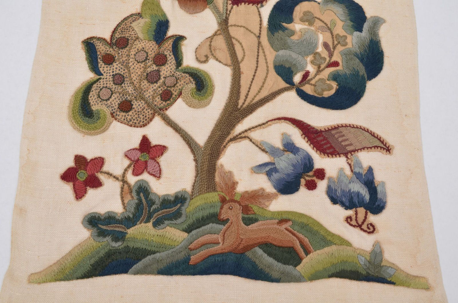 F-MO001 Tree of life with stag in crewelwork